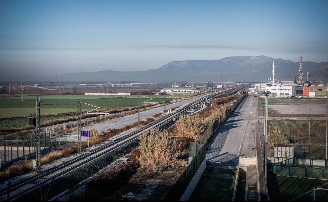 Vías del tren en la entrada a Granada. 