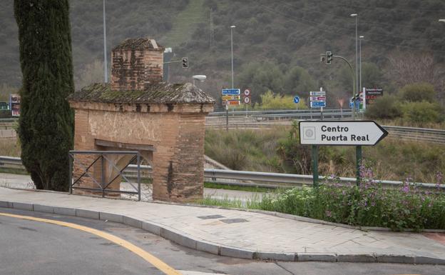 Imagen principal - La puerta forma parte del patrimonio desconocido de Granada. 