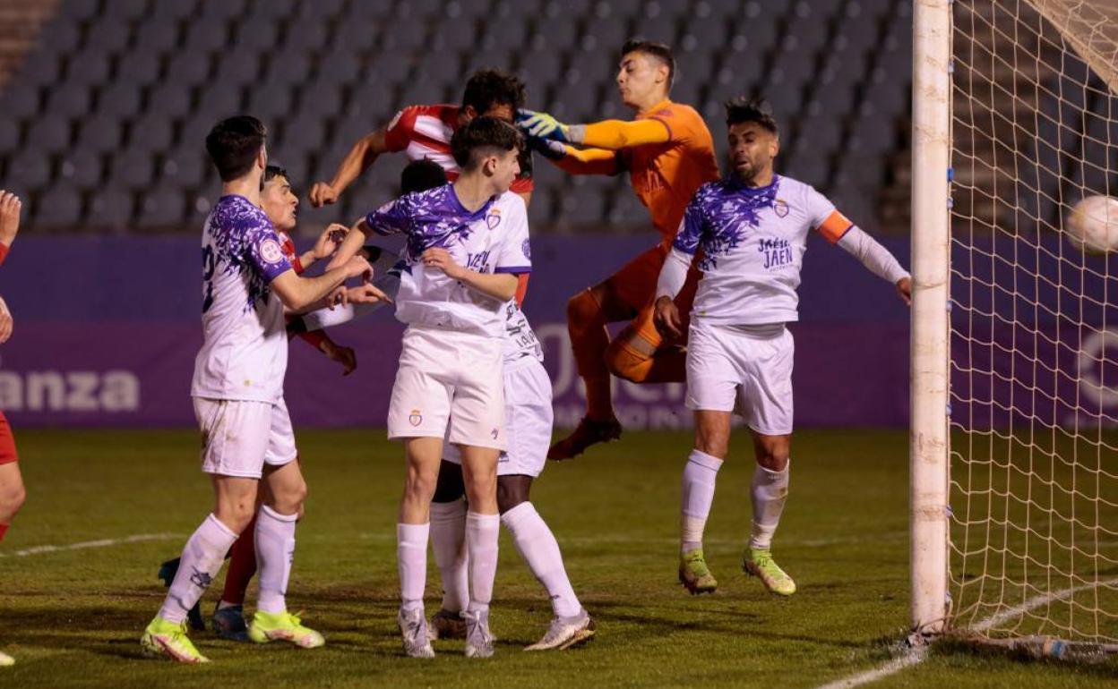 Germán se anticipa al portero local para marcar el tercero en la segunda mitad. 