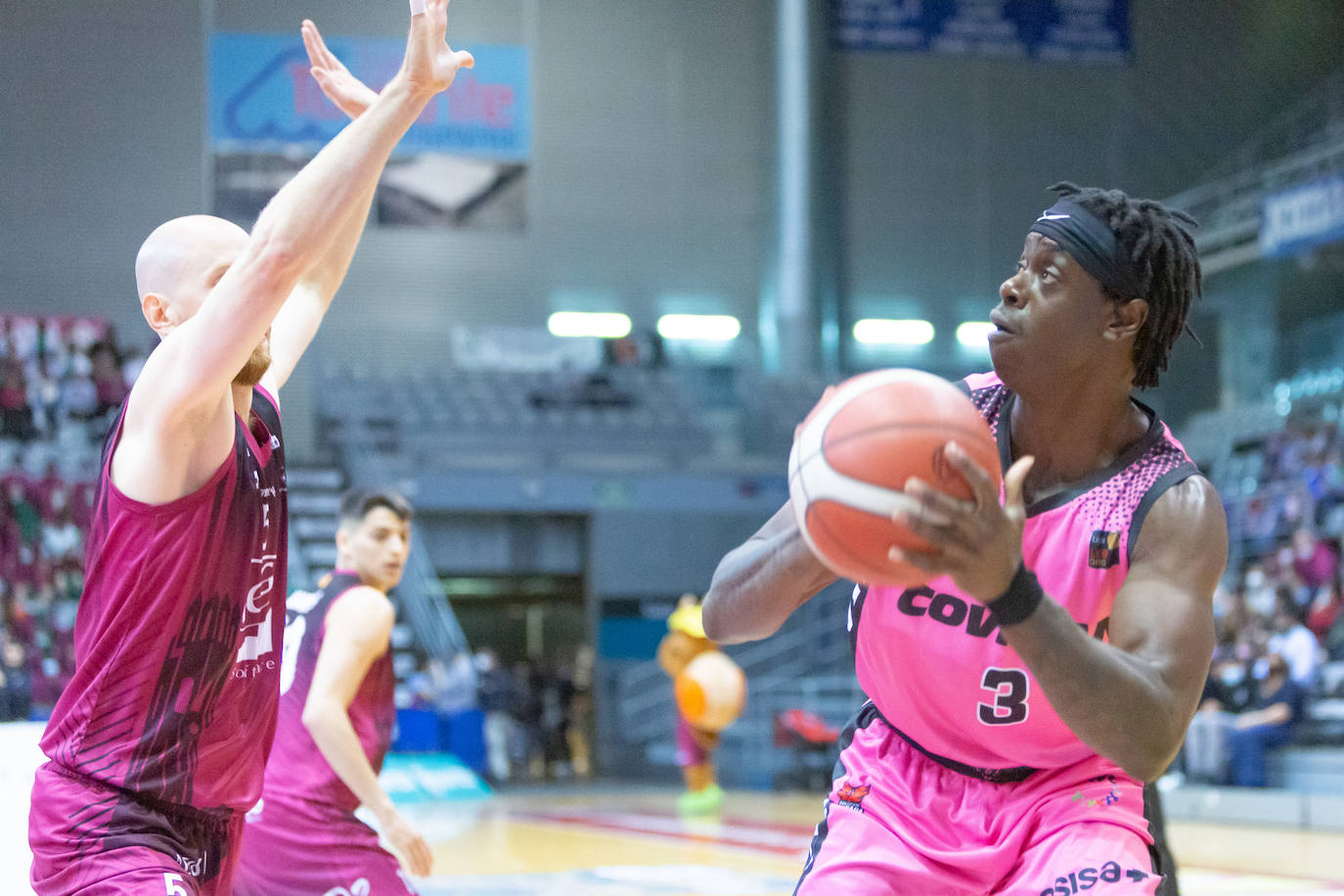 Fotos: Las mejores imágenes del Força Lleida-Covirán Granada