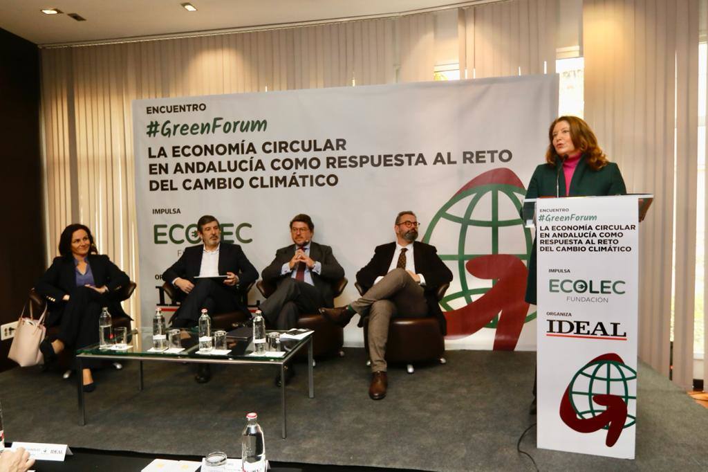 La consejera Carmen Crespo inaugura el foro sobre economía circular organizado por IDEAl, en colaboración con Ecolec. Sentados, de izquierda a derecha, los ponentes María López Sanchís, Luis Moreno Jordana, José Juan Bocarando y Pablo Hervás. 