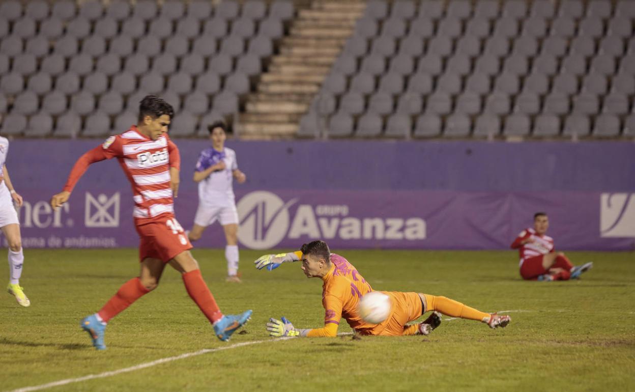 Momento del gol, el primero como rojiblanco, de Matías Arezo. 