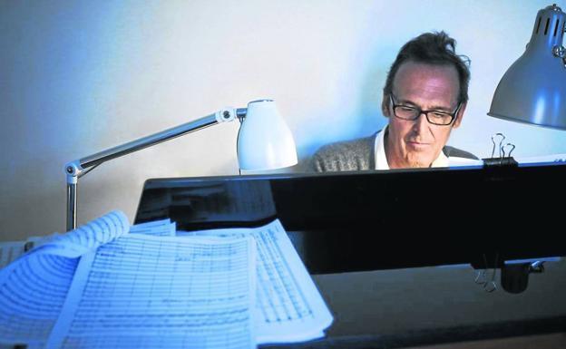 Alberto Iglesias, con su piano. 