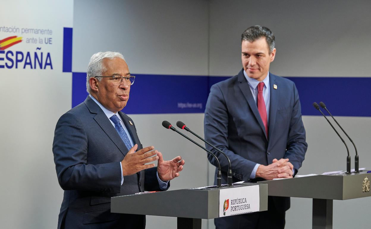 El Presidente del Gobierno español Pedro Sánchez (d) y el Primer ministro de Portugal, Antonio Costa, durante la rueda de prensa que han ofrecido hoy viernes tras la reunión del Consejo Europeo en Bruselas. 