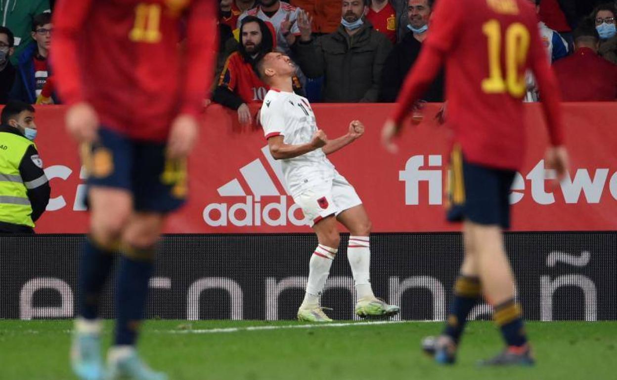 Myrto Uzuni celebra su gol a la selección española en el RCDE Stadium de Barcelona. 