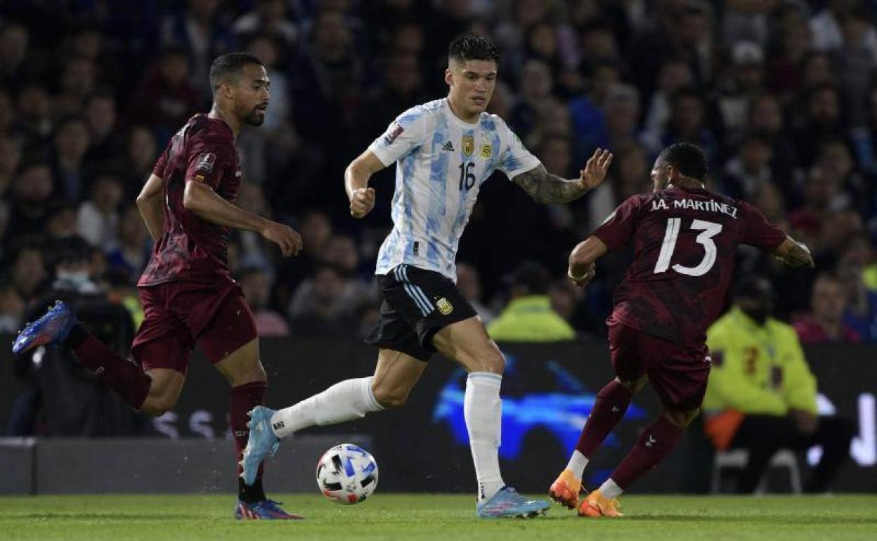 El argentino Correa filtra un balón entre el exrojiblanco Yangel Herrera, que sí fue titular, y Martínez. 