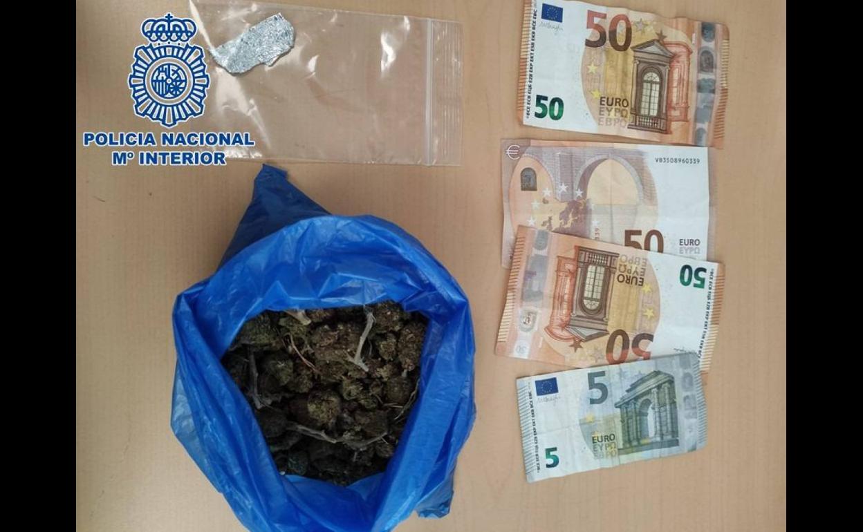 Detienen a dos hombres en Motril tras ser sorprendidos transportando droga en un vehículo