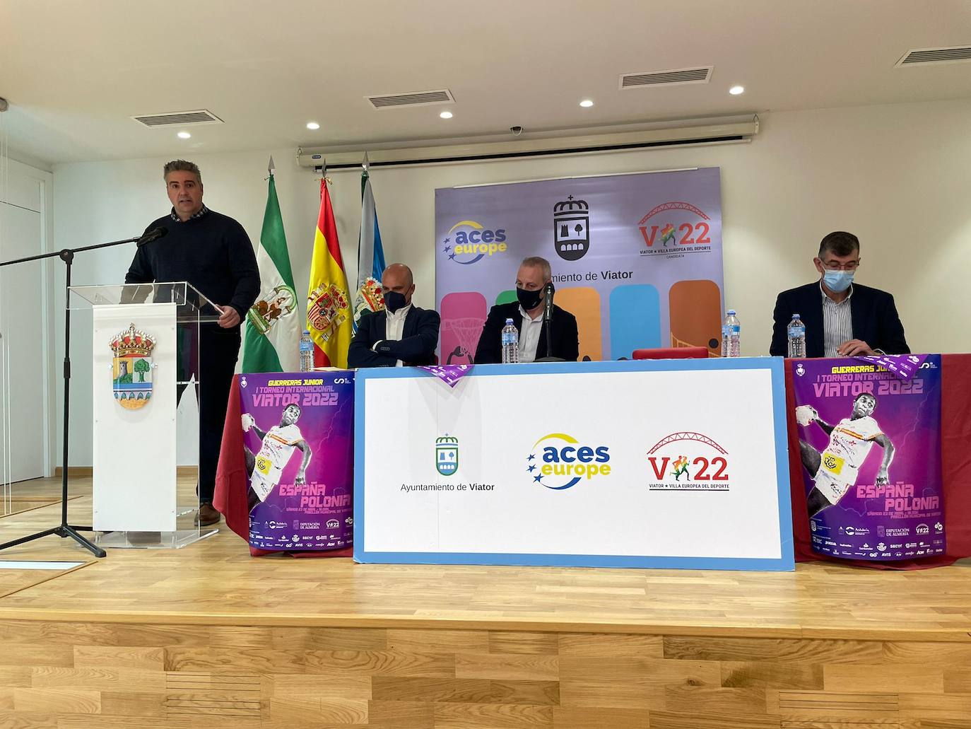 Manuel J. Flores presenta el partido con Francisco V. Blázquez, José A. García y Antonio Hernández. 