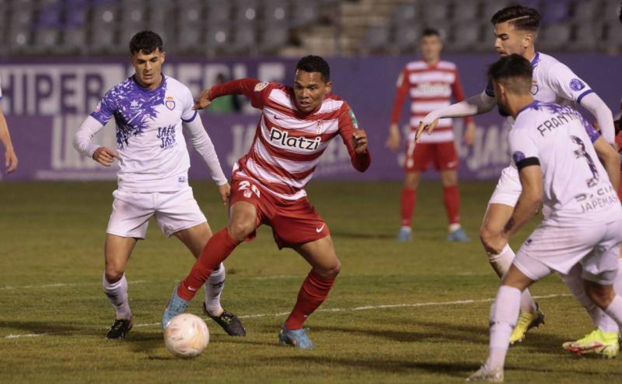 Carlos Bacca se hace hueco entre defensores rivales en el amistoso con el Real Jaén.