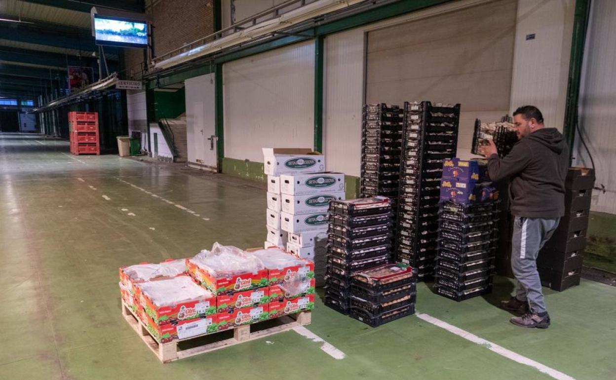 El lunes es el día de menor actividad en MercaGranada, y solo unos pocos suben la persiana.