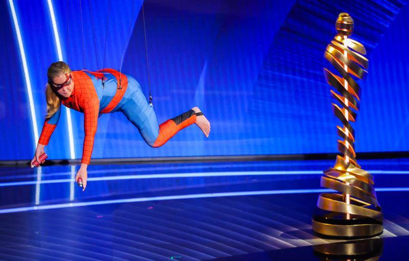 La presentadora Amy Schumer vestida de Spiderman. 