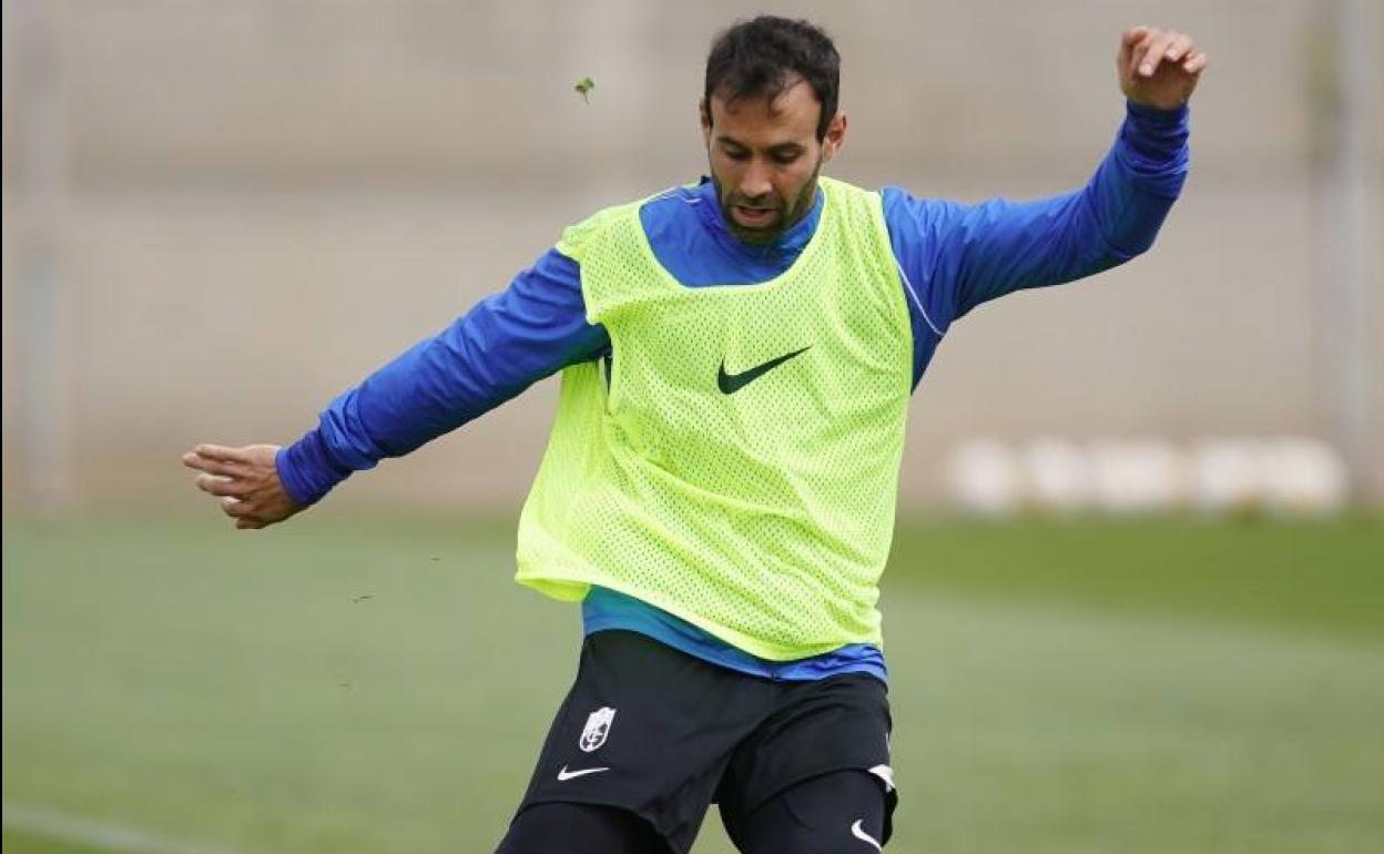 Víctor Díaz golpea un balón en un entrenamiento. 