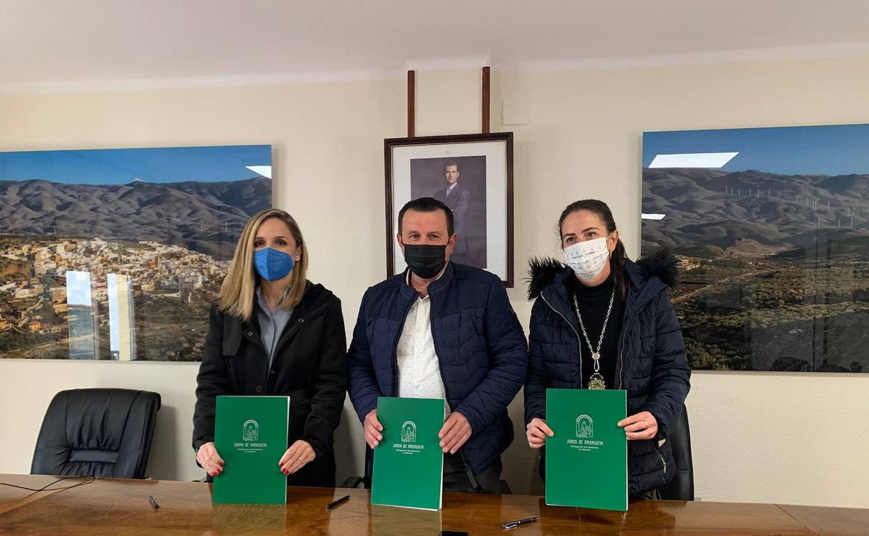 Firma del convenio en Abla.