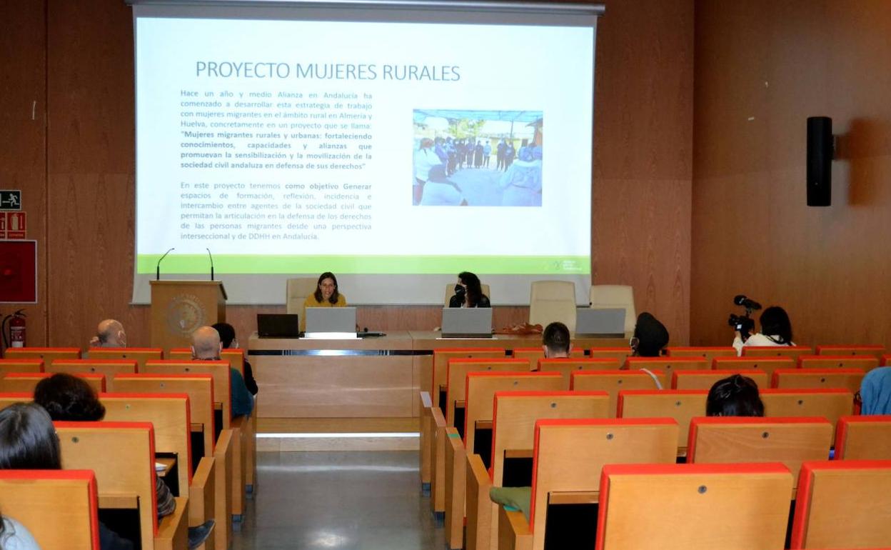 Ana Gómez, representante de Alianza Solidaria, durante su ponencia. 