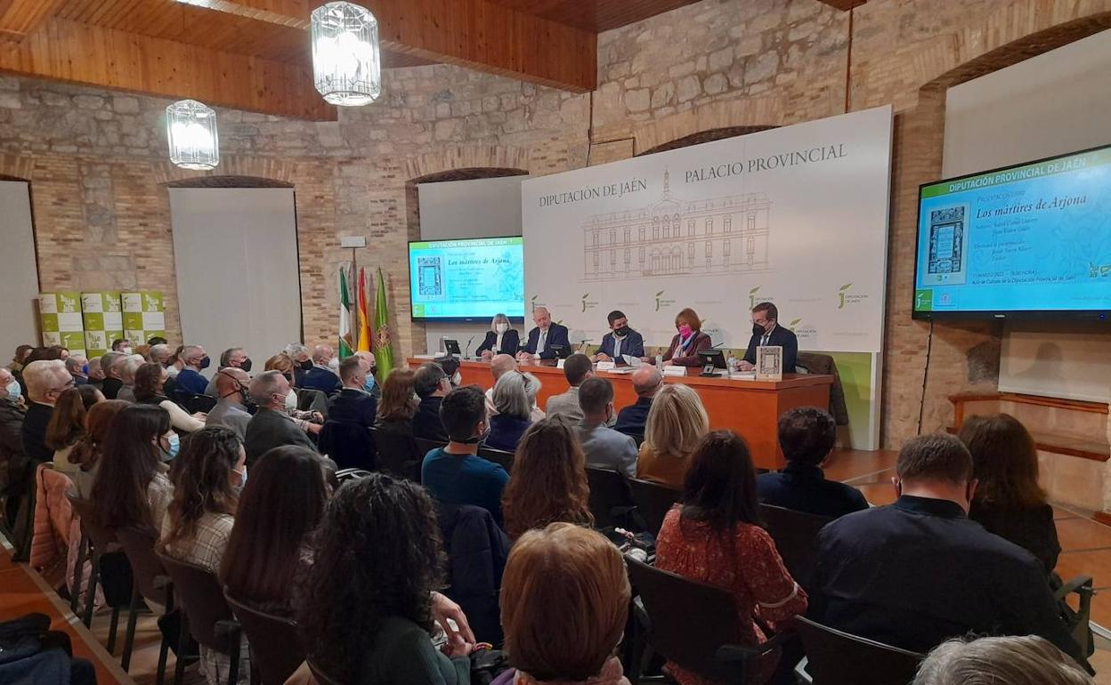 Isabel Castro y Juan Eslava, en la presentación de 'Los mártires de Arjona' en Diputación.