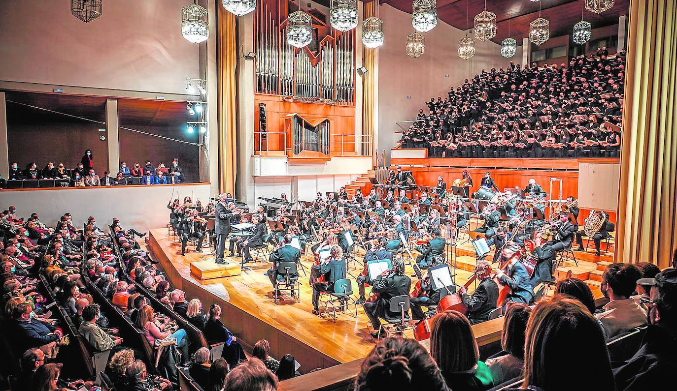 La orquesta y el coro, en un momento del concierto de anoche en el Auditorio Manuel de Falla.