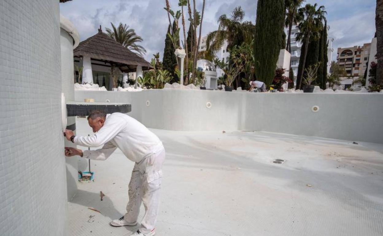 Los hoteles pulen detalles para su reapertura. Algunos, como el Albaycín del Mar abren hoy, los operarios arreglaban ayer la piscina
