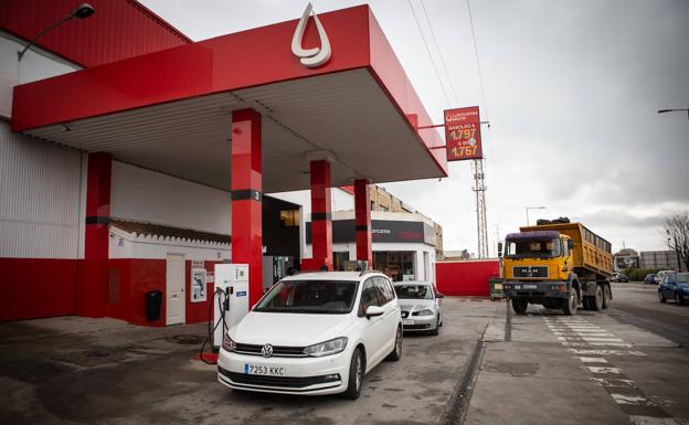 Reportando en la gasolinera 'low cost' del polígono de Asegra. 