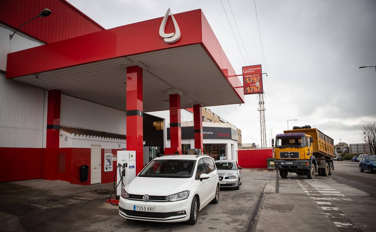 Los paneles informativos de las gasolineras siguen marcando el precio sin descuento. 