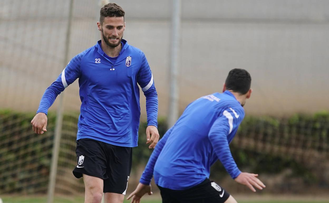 Domingos Duarte encara a Puertas en un entrenamiento de esta semana. 