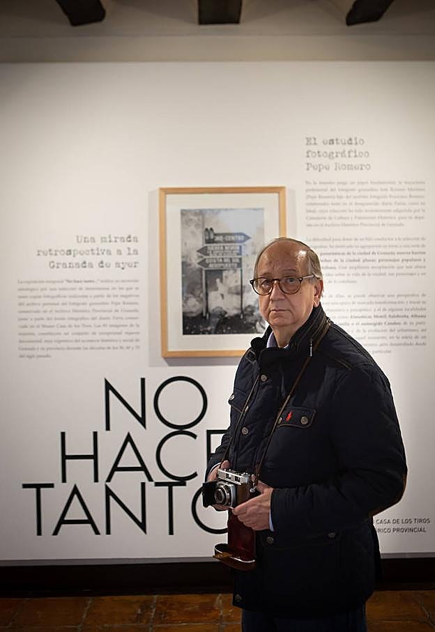 Pepe Romero junto al cartel de 'No hace tanto'. 