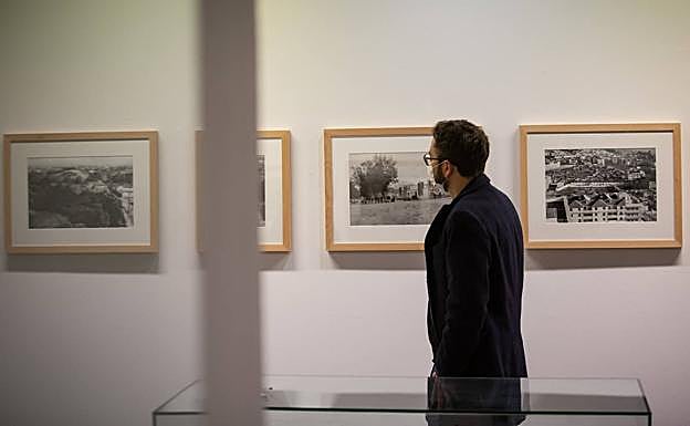 Viendo la exposición. 