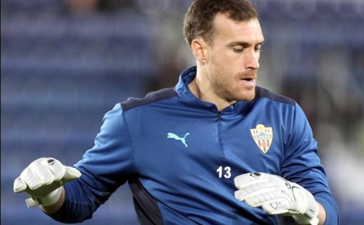 Fernando Martínez realiza el calentamiento antes de jugar contra el Tenerife y ser clave en la victoria de la UDA.