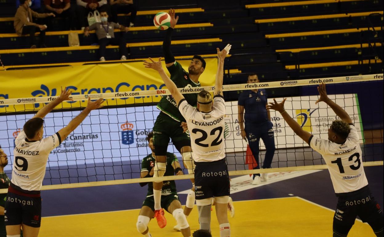 Decimotercer playoff seguido en el 'hambriento' Moisés Ruiz