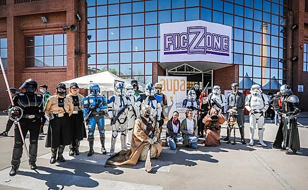 La Legión 501 con las trabajadoras de Aupa. 