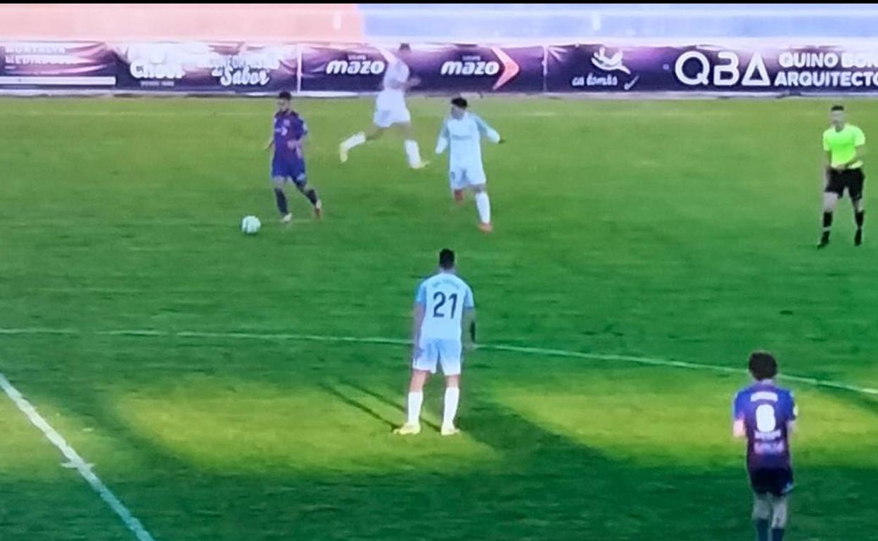 Varios jugadores del Recreativo Granada se repliegan para impedir un ataque local. 