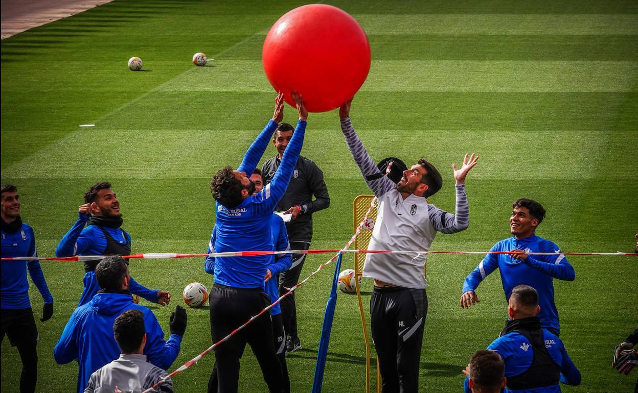 Germán pugna por una pelota dividida con Lucena en el entrenamiento del viernes. 