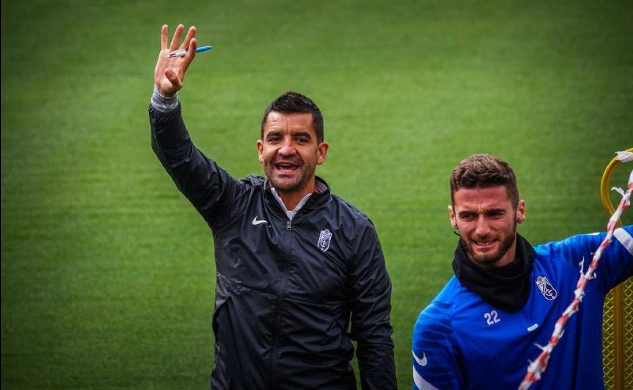 Rubén Torrecilla llama la atención de sus pupilos en un entrenamiento reciente. 