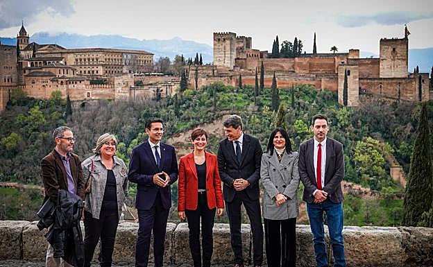 Imagen principal - La ministra, durante su visita al Albaicín.