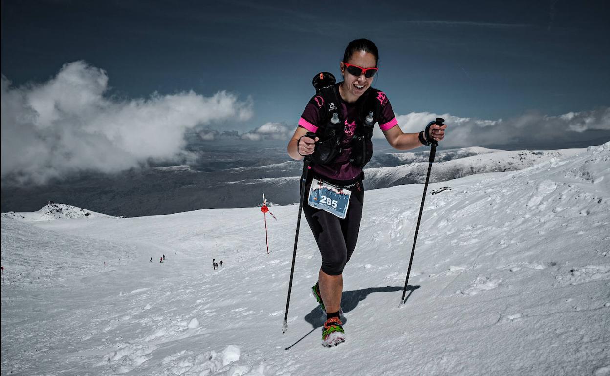 Esfuerzo hasta el último suspiro con el apoyo de picos en la nieve.