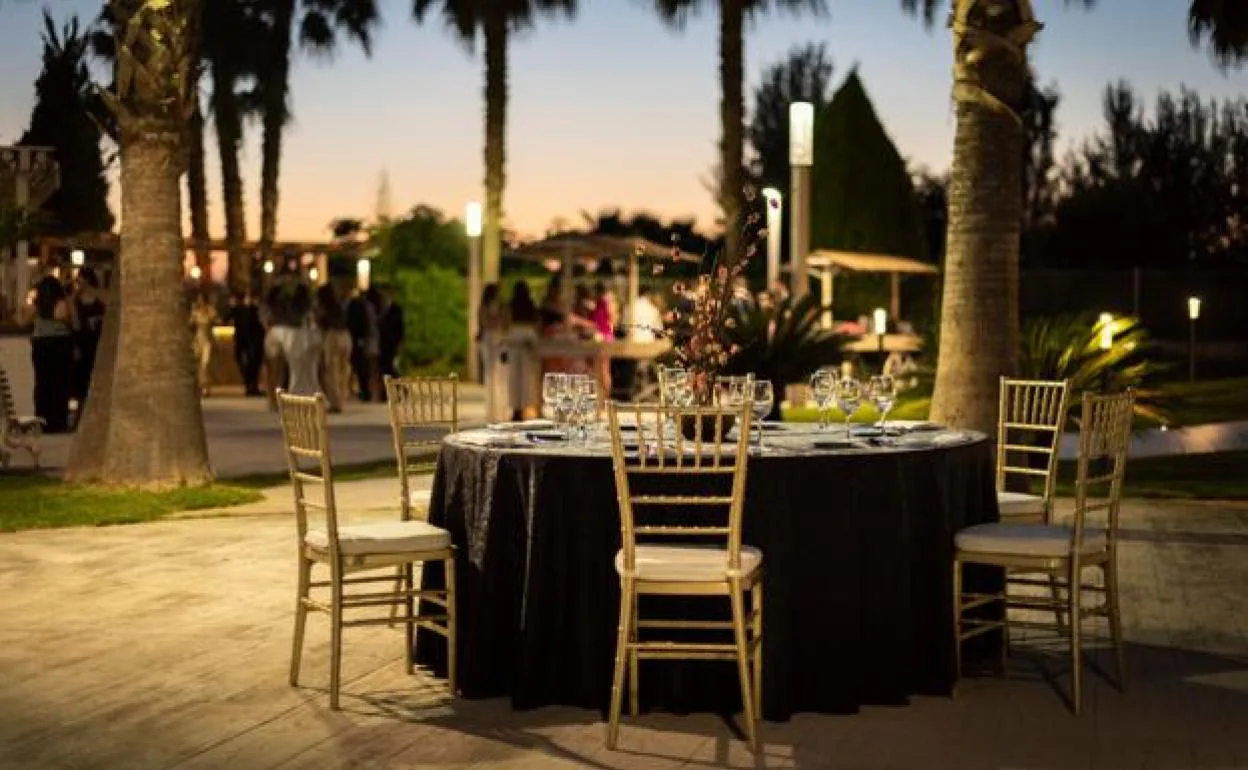 Celebración de una boda en los jardines del restaurante Jardines de Siddharta.