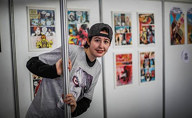 Gabiro Rojas, junto a su cómic ganador, en la zona de exposiciones. 