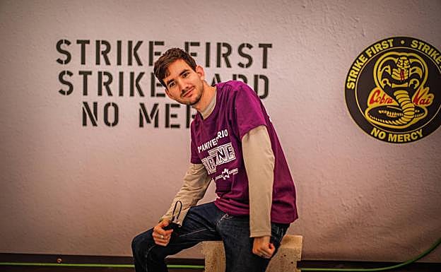 José Antonio Fernández, en el photocall de 'Cobra Kai'. 