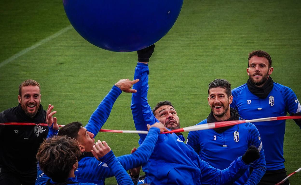 Jorge Molina se impone en un salto a Uzuni durante el calentamiento con una pelota gigante en un entrenamiento.
