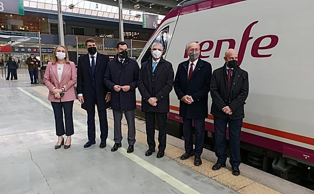 El presidente de la Junta, Juanma Moreno, junto al delegado del Gobierno, la consejera de Fomento y el alcalde de Málaga, entre otras autoridades