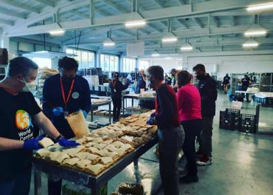 Imagen secundaria 1 - El cocinero de La Herradura en las instalaciones de la ONG World Central Kitchen en la frontera de Ucrania con Polonia. 