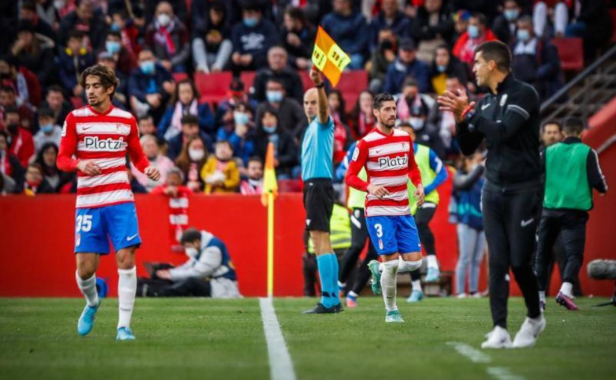 Rubén Torrecilla aplaude a sus futbolistas durante la primera parte. 