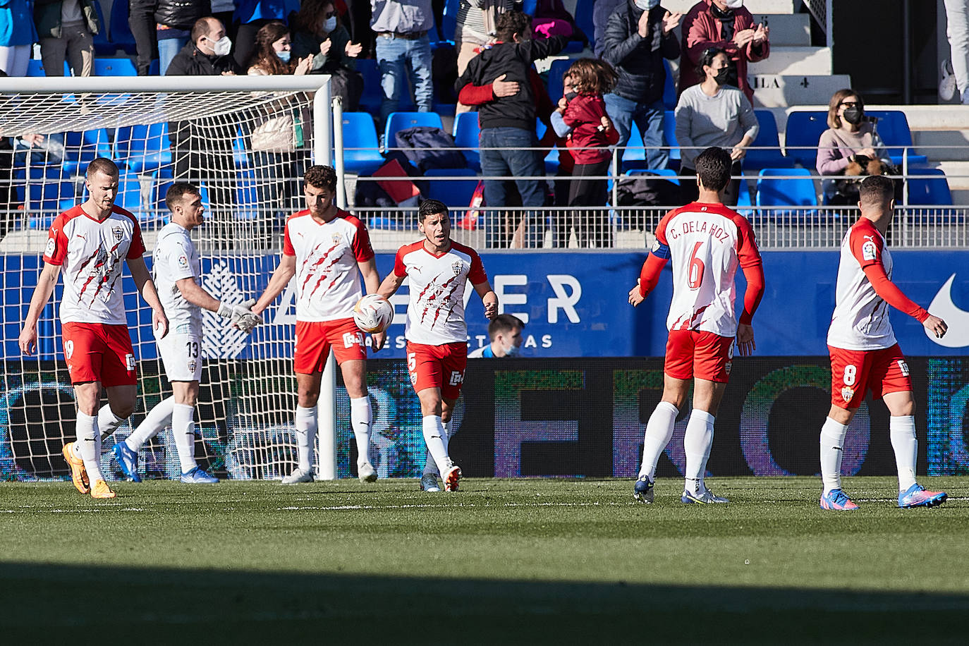 ElAlmería salió con un punto de El Alcoraz, aunque también pensando. 