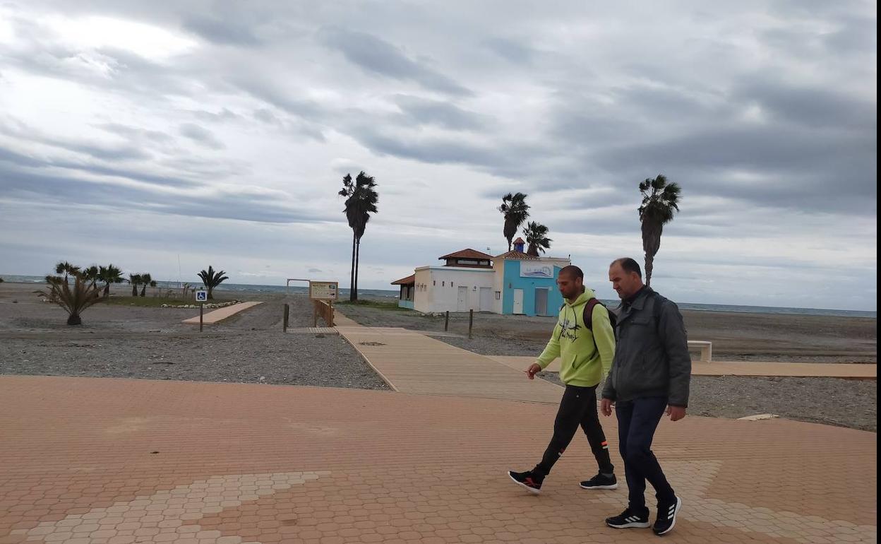 Motril instala cuatro nuevos accesos en Playa de Poniente