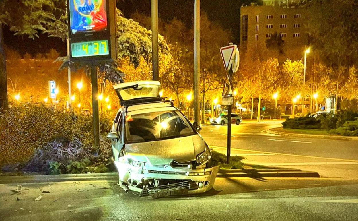 El vehículo tras el accidente en la Plaza Rotary.