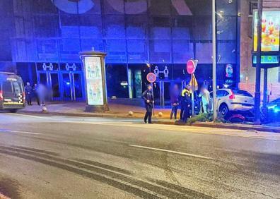 Imagen secundaria 1 - Un conductor ebrio reincidente de Granada estampa su coche contra una señal junto al Palacio de Congresos