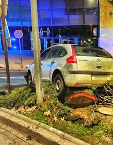 Imagen secundaria 2 - Un conductor ebrio reincidente de Granada estampa su coche contra una señal junto al Palacio de Congresos
