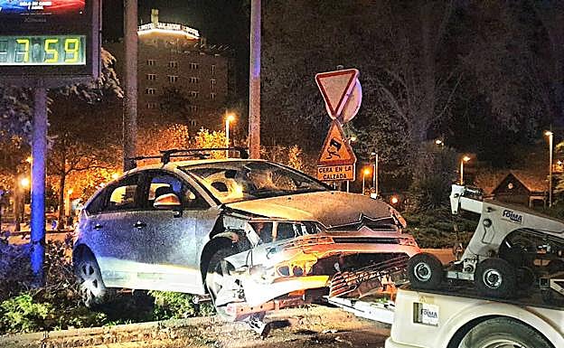 Imagen principal - Un conductor ebrio reincidente de Granada estampa su coche contra una señal junto al Palacio de Congresos