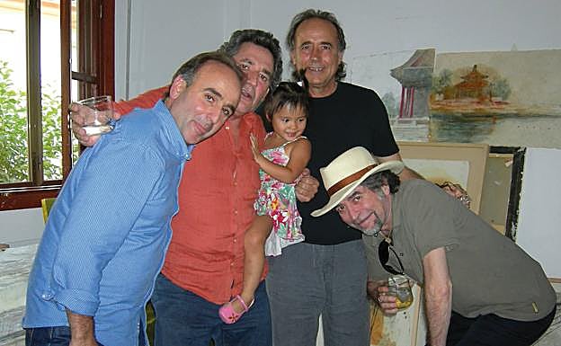 Imagen principal - Miguel Ríos, Joan Manuel Serrat, Joaquín Sabina, Luis García Montero y Almudena Grandes en sus domicilios junto a obras de Juan Vida. 