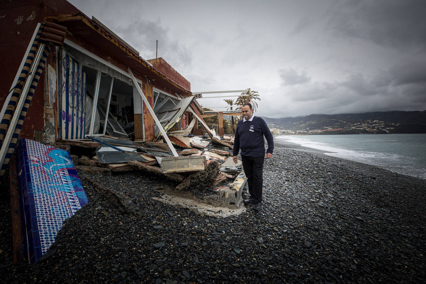 Los paseos marítimos se han inundado y el mobiliario urbano ha quedado muy dañado. Los ayuntamientos pedirán a Costas ayudas de emergencia para salvar el verano