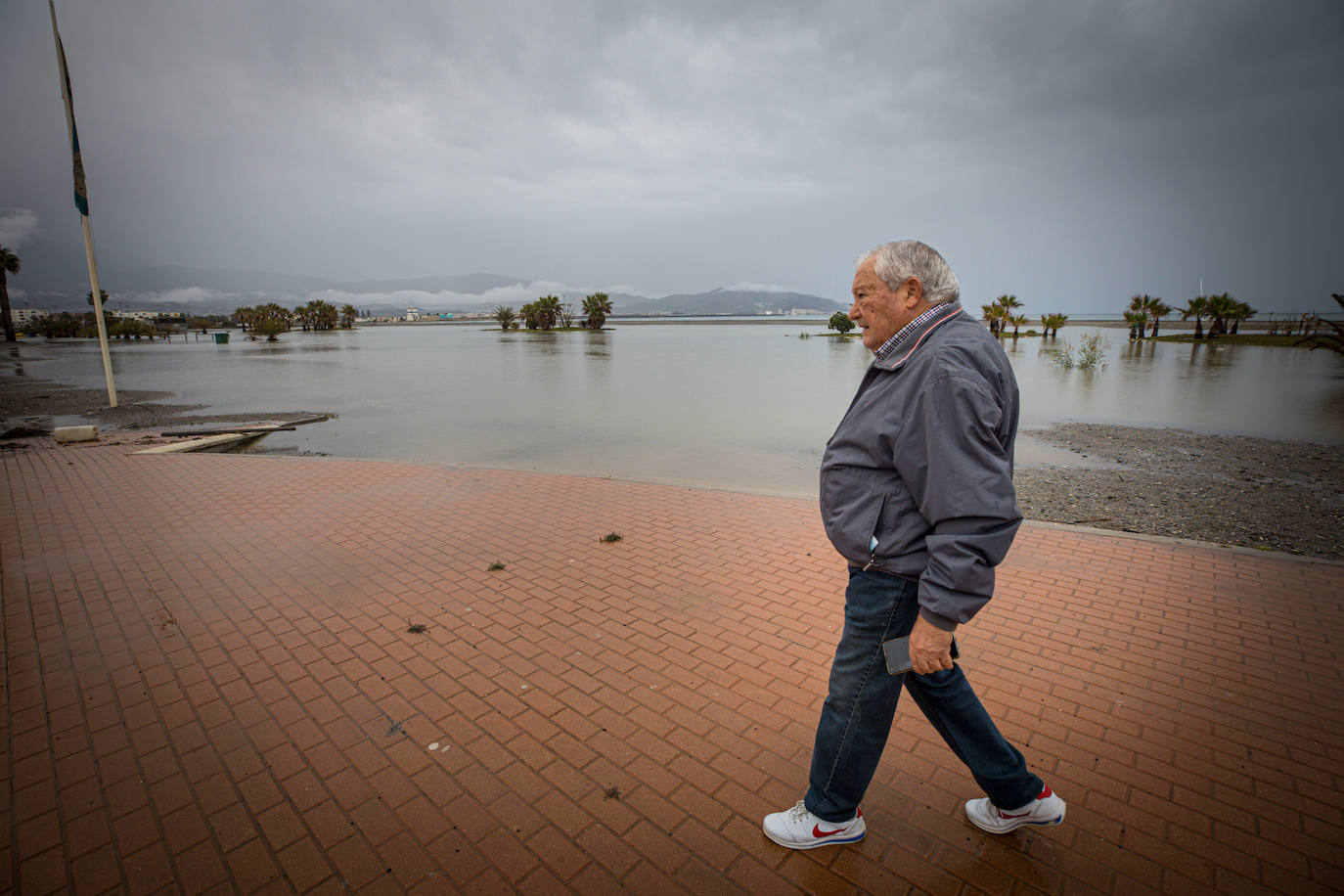 Los paseos marítimos se han inundado y el mobiliario urbano ha quedado muy dañado. Los ayuntamientos pedirán a Costas ayudas de emergencia para salvar el verano